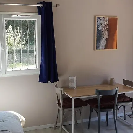 Au Mas Des Voyageurs Bed & Breakfast *